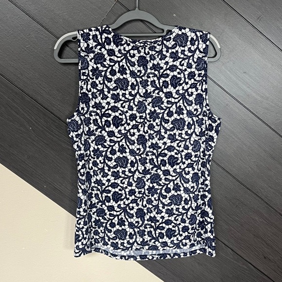 Ann Taylor Women Sleeveless Floral Lace Top L Navy White Textured Keyhole Blouse - Picture 4 of 7
